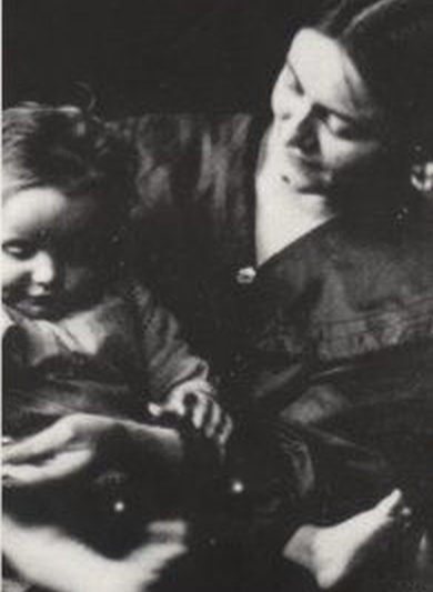 Edith mit dem Sohn ihres Cousins Richard